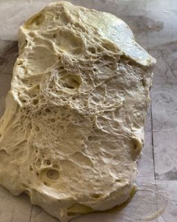 Un pezzo di pasta è appoggiato su un tavolo.