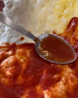 Un primo piano di un cucchiaio in una ciotola di salsa
