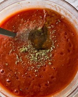 Una ciotola di salsa di pomodoro con un cucchiaio dentro