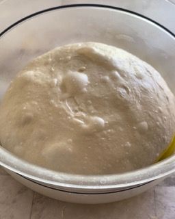 Una ciotola di pasta è appoggiata su un tavolo.
