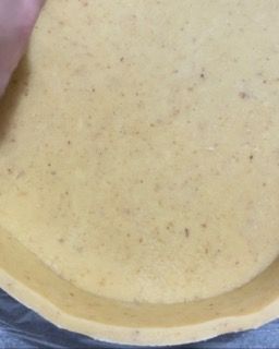 Primo piano di una crosta di torta su un tavolo.