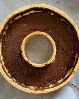 Una ciambella ricoperta di cioccolato con un buco nel mezzo