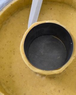 Un mestolo spunta da una ciotola di zuppa.