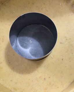 Una piccola ciotola è posta sopra una ciotola di zuppa.