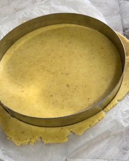 Un anello di metallo è appoggiato su un pezzo di pasta