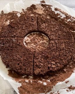 Un primo piano di una torta al cioccolato con un buco nel mezzo.