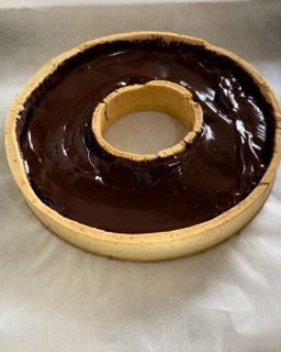 Una ciambella al cioccolato con un buco nel mezzo