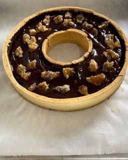 Una ciambella al cioccolato con sopra delle noci