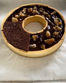 Una ciambella al cioccolato con una fetta tagliata fuori