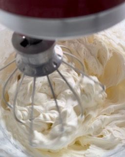 Un primo piano di un mixer con panna montata dentro