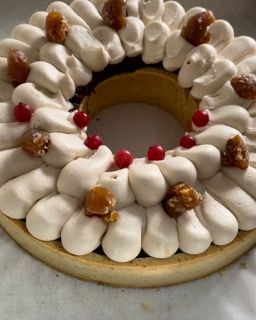 Una torta con glassa bianca e bacche rosse sopra