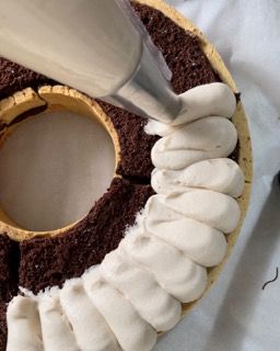 Un primo piano di una torta glassata con panna montata