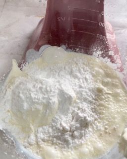 Primo piano di un misurino pieno di zucchero a velo.