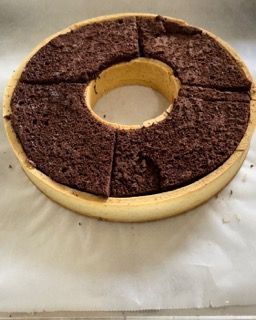 Una torta chiffon al cioccolato con un buco nel mezzo
