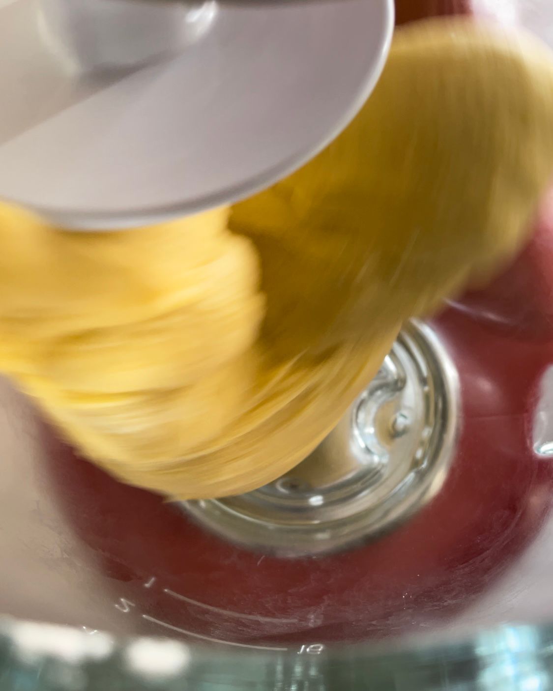 Una persona sta mescolando qualcosa in un bicchiere con un mixer.
