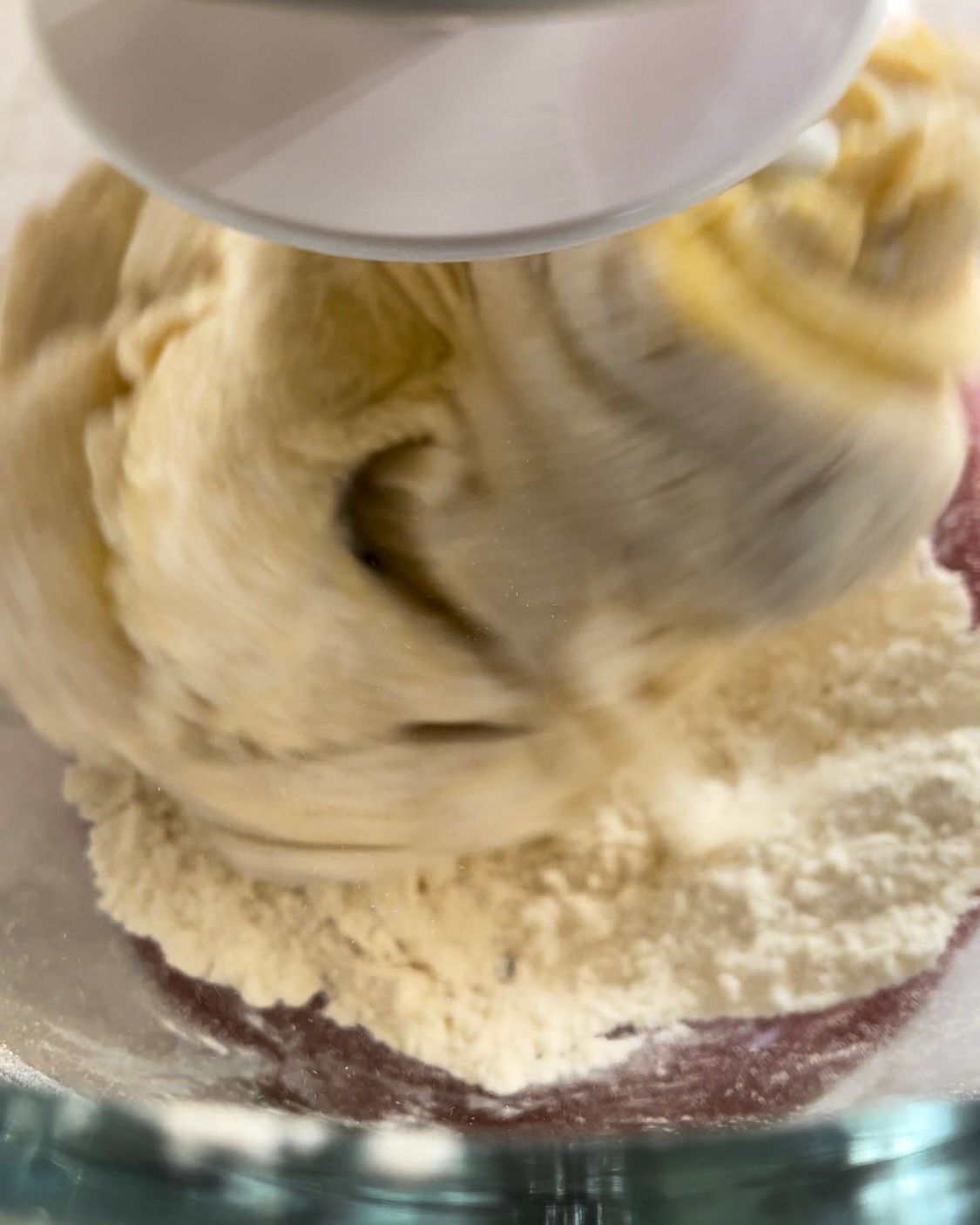 Una persona sta mescolando un impasto in una ciotola con un mixer.