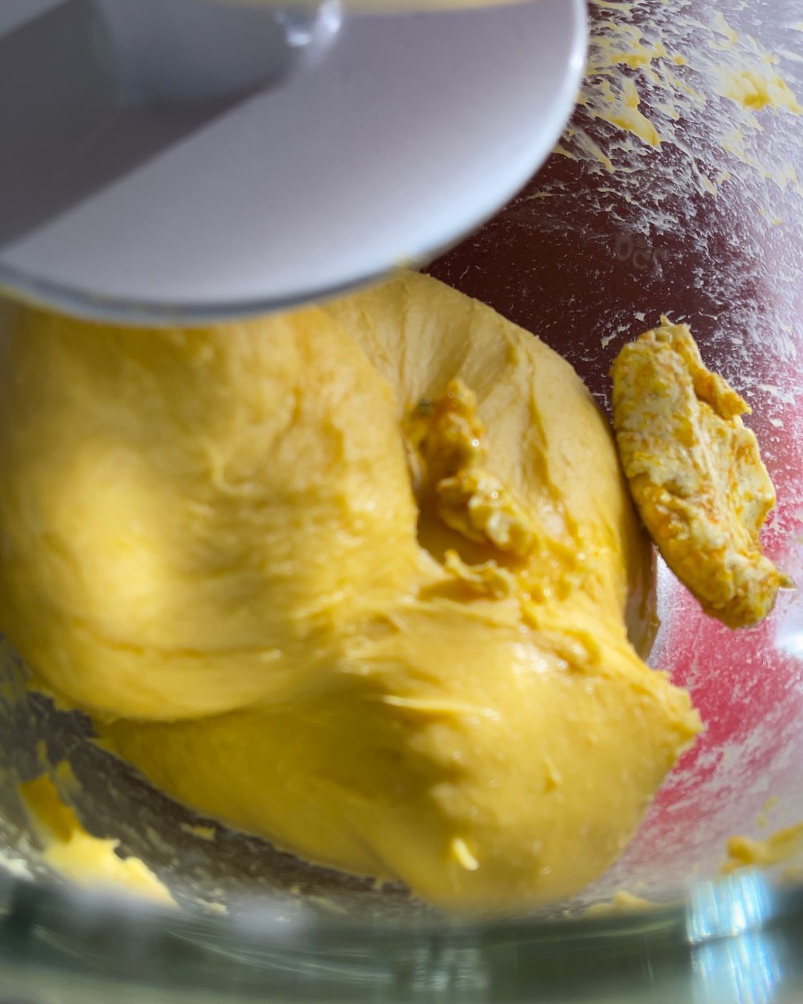Un primo piano di un impasto in un frullatore