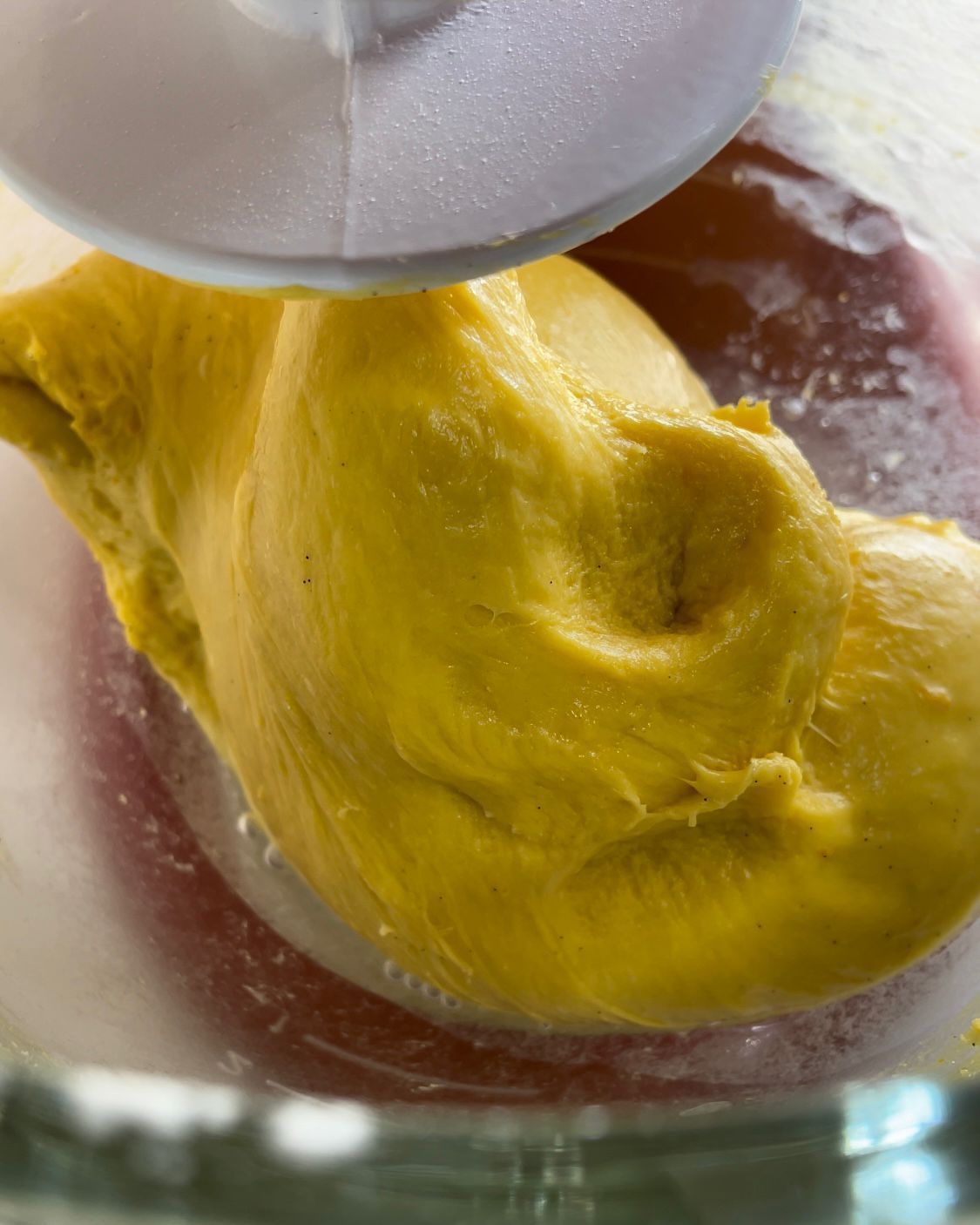 Primo piano di una sostanza gialla mescolata in un mixer.