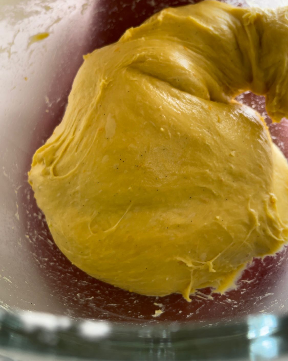 Primo piano di una palla di pasta in una ciotola di vetro.