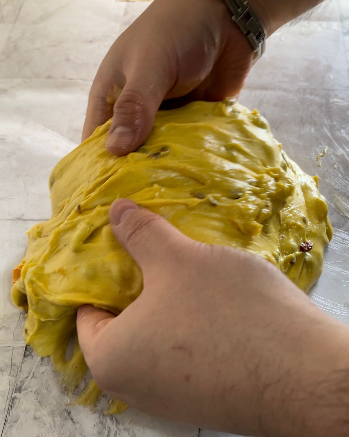 Una persona tiene in mano un pezzo di pasta.