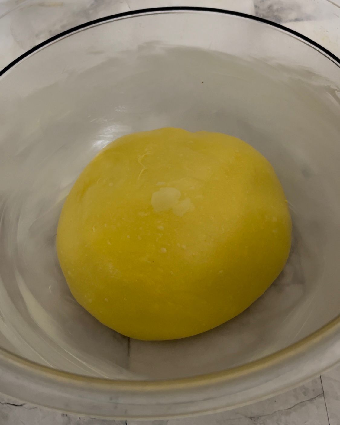 Un primo piano di una palla gialla in una ciotola