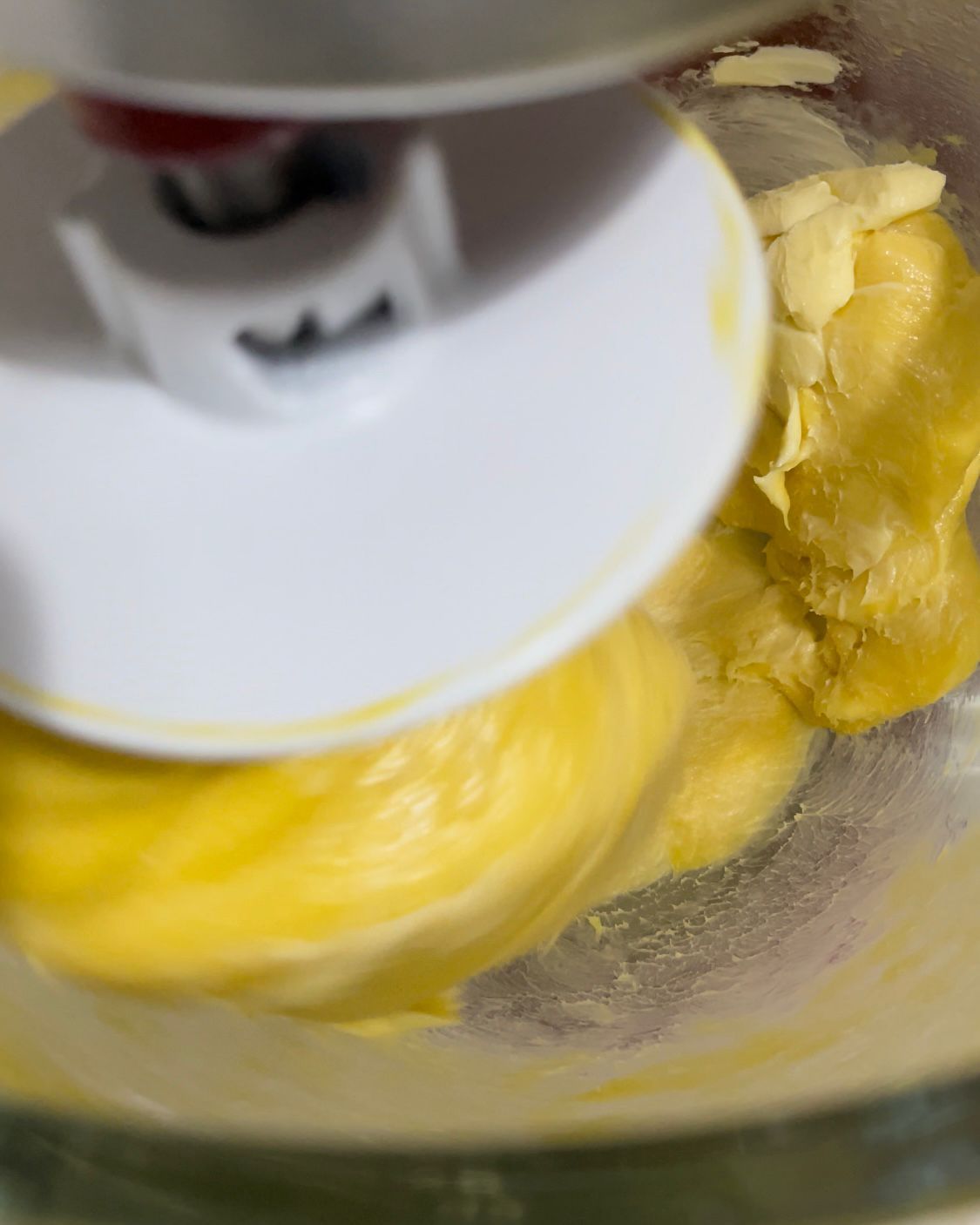 Un primo piano di un mixer con un liquido giallo al suo interno