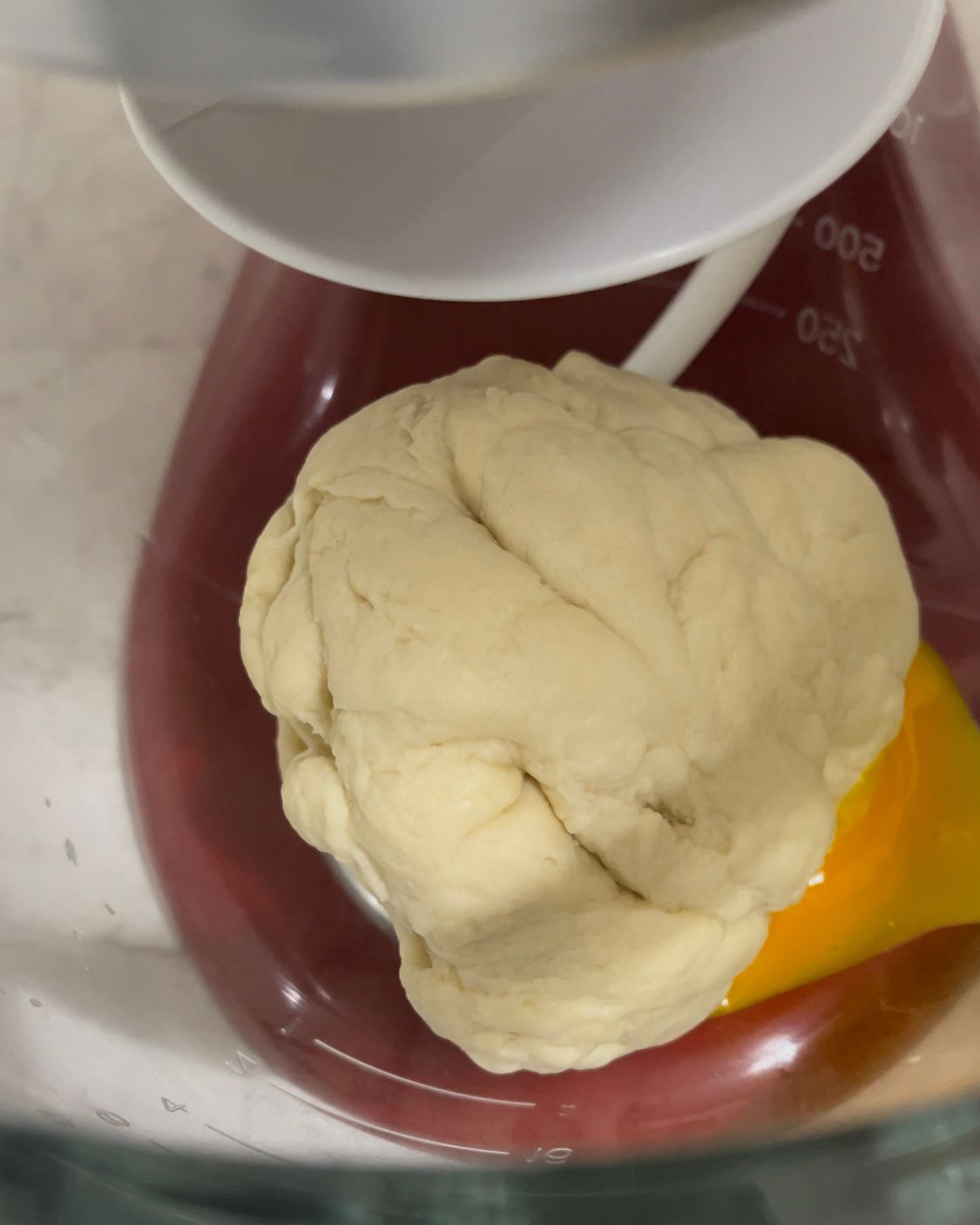 Una palla di pasta è posta sopra un misurino con la scritta 003