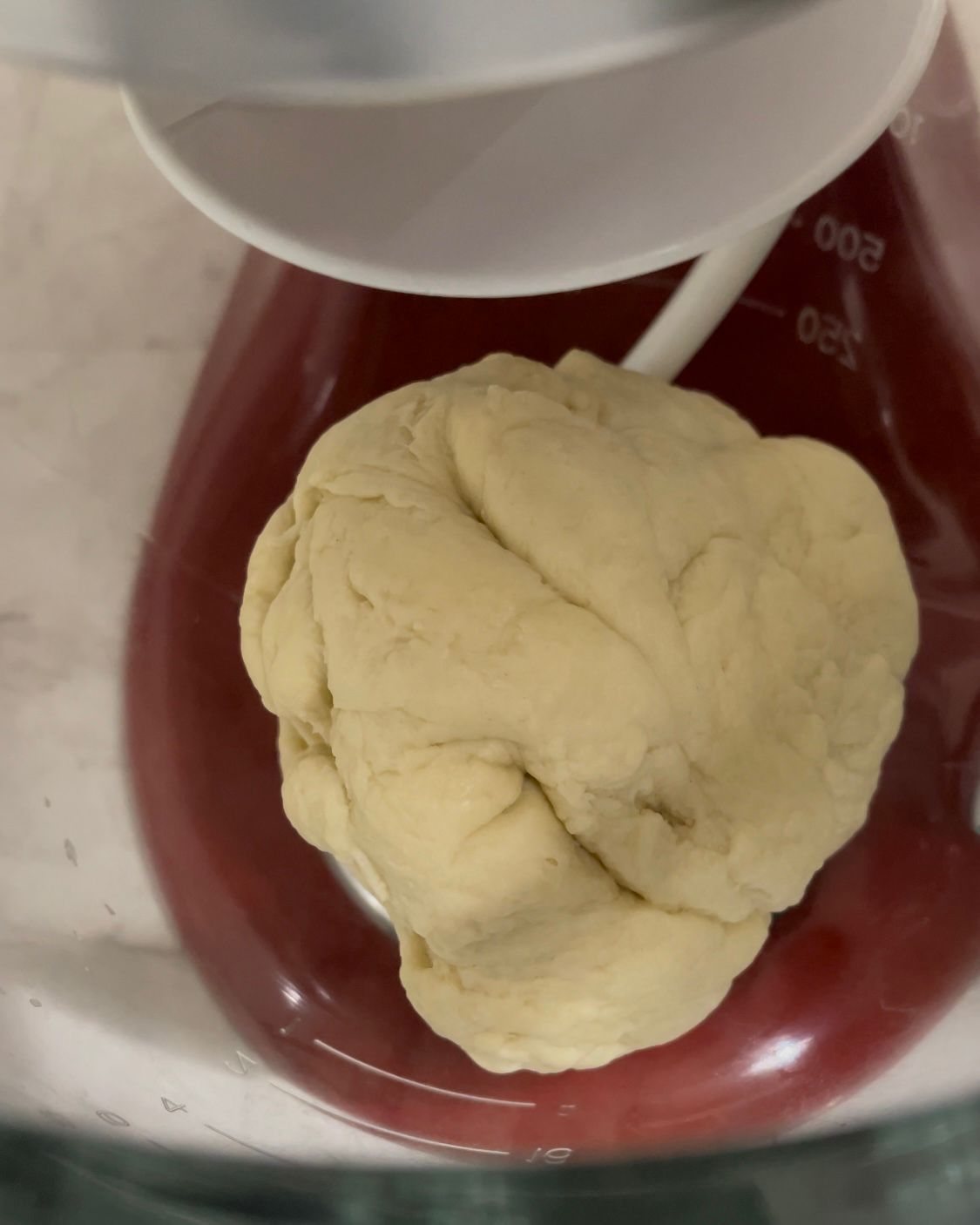 Una palla di pasta è appoggiata su un misurino con il numero 200 sopra