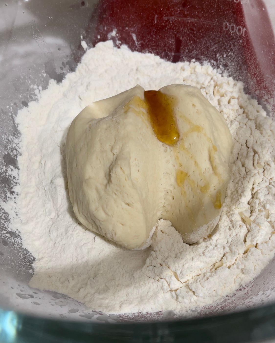 Una palla di pasta è in una ciotola di farina