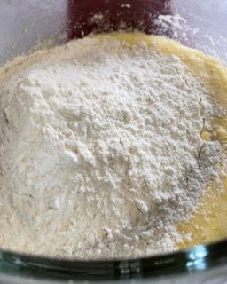 Primo piano di una ciotola piena di farina e liquido.