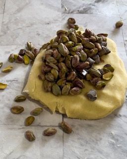 Un pezzo di pasta con sopra dei pistacchi