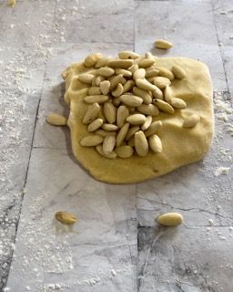 Un pezzo di pasta con sopra delle mandorle