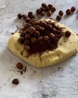 Un pezzo di pasta con sopra delle noci