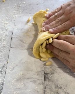 Una persona tiene in mano un pezzo di pasta
