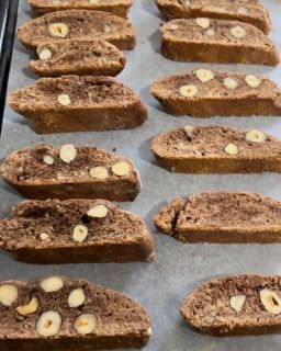 Un mucchio di fette di pane con sopra delle noci