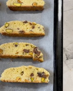 Un vassoio di biscotti con sopra i pistacchi