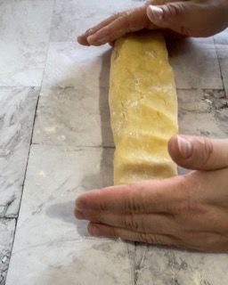 Una persona tiene in mano un pezzo di cibo