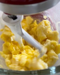 Un mixer sta mescolando le uova in una ciotola di vetro