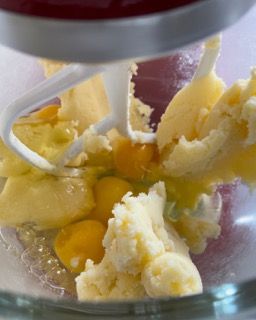 Le uova e il burro vengono mescolati in una ciotola di vetro