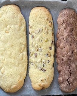 Tre diversi tipi di biscotti sono su una teglia da forno