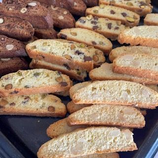 Una varietà di biscotti sono impilati uno sopra l'altro