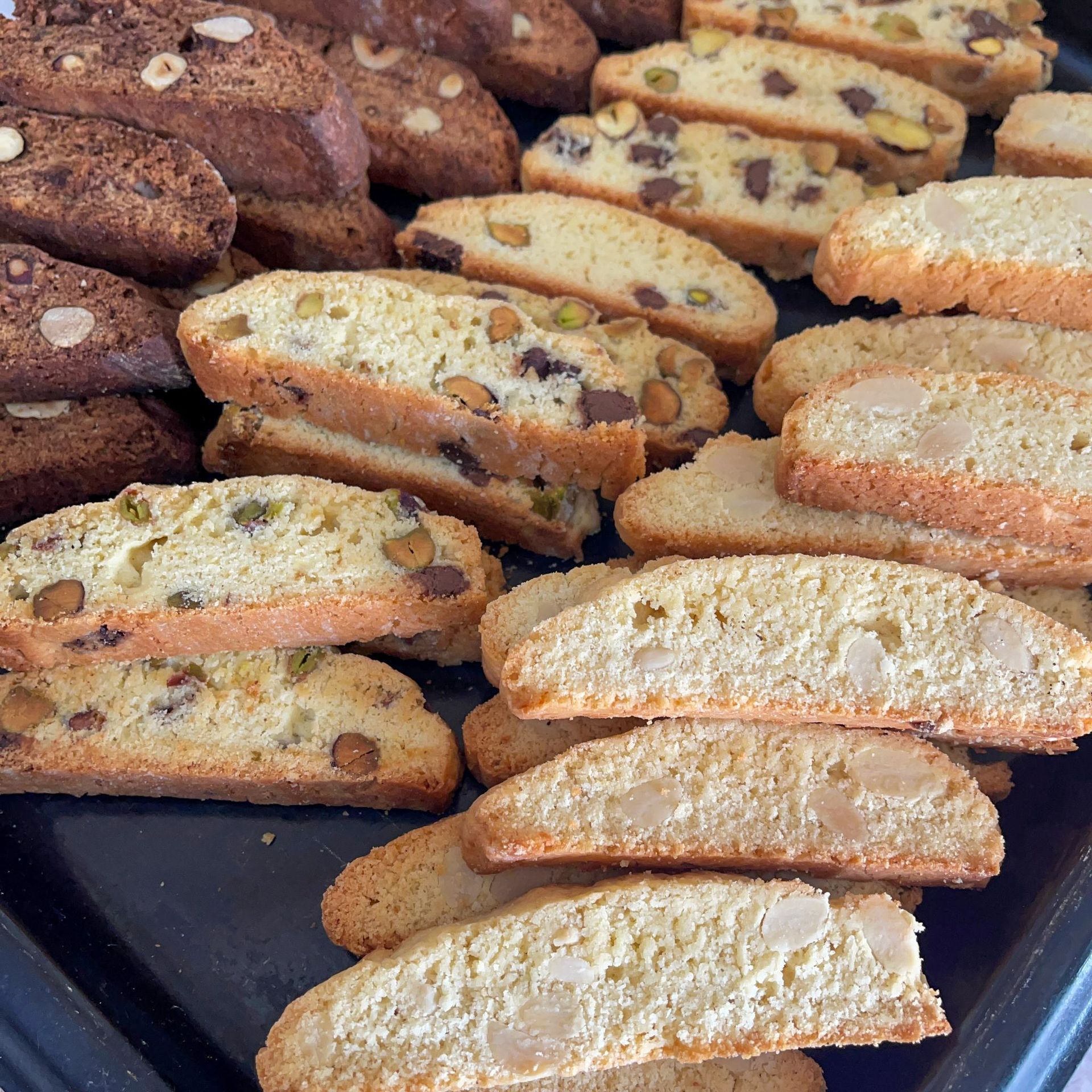 Un mucchio di diversi tipi di biscotti sono impilati uno sopra l'altro