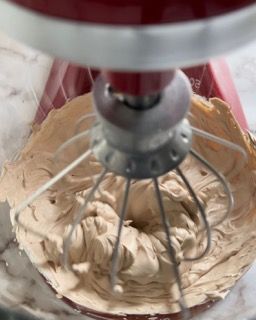 Un primo piano di un mixer con panna montata dentro