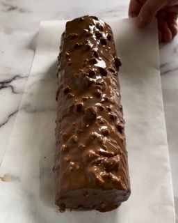 Una tavoletta di cioccolato è appoggiata su un pezzo di carta oleata