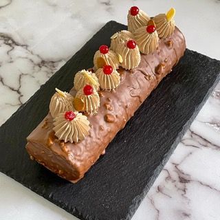 Una torta al cioccolato con panna montata e ciliegie rosse sopra