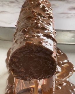 Un primo piano di una barretta di cioccolato su un tavolo