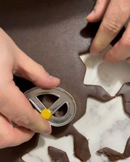 Una persona sta usando uno stampino per biscotti per creare una stella