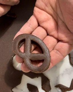 Una persona tiene in mano un pretzel al cioccolato