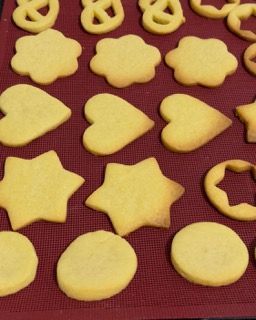 Un mucchio di biscotti di forme diverse su un tavolo