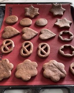 Un mucchio di biscotti di pan di zenzero sono appoggiati su una padella